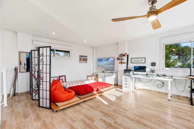 Bright upper floor living space with seating area and natural light inside a contemporary villa in Calpe.