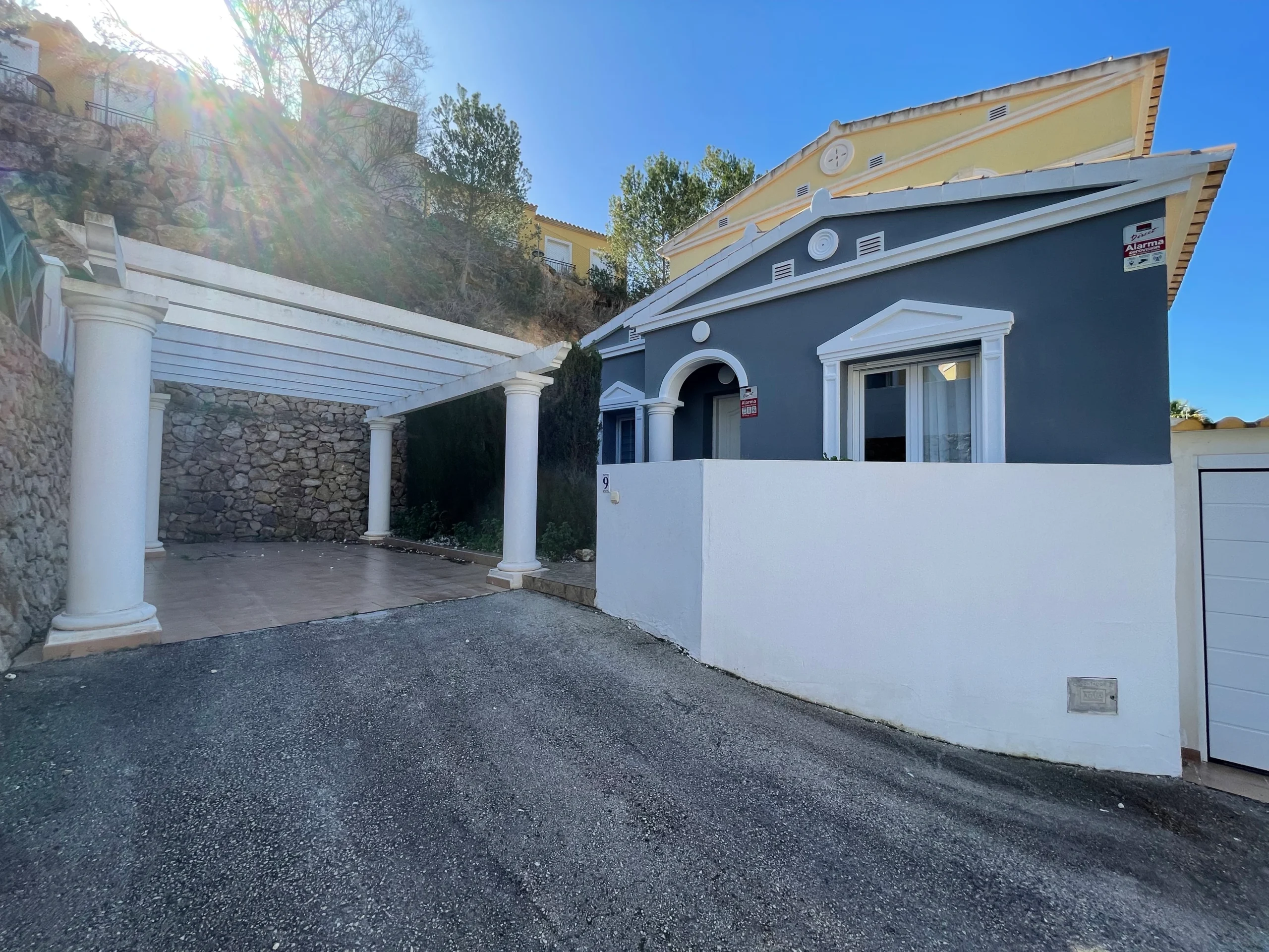 Bungalow entrance with parking area in Cometa III, Calpe