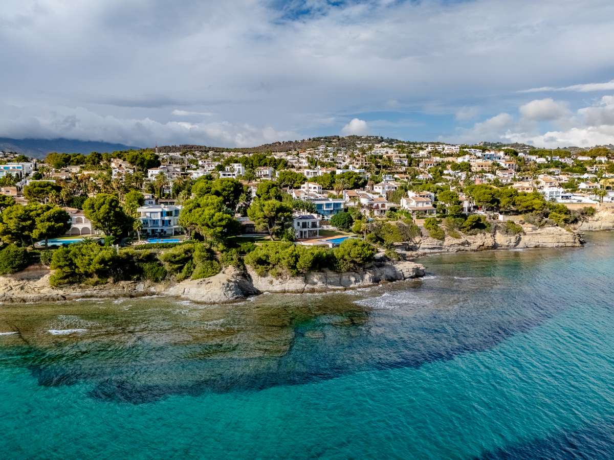 Coastal views around Les Bassetes with Mediterranean water and nearby frontline villas on the Benissa Coast.