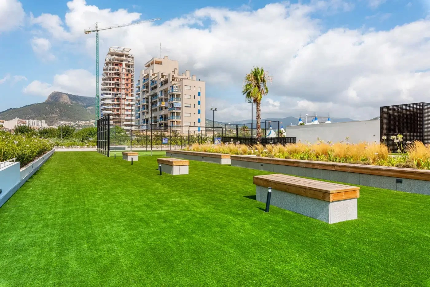 Communal garden area with padel court in apartment complex in Arenal-Bol, Calpe