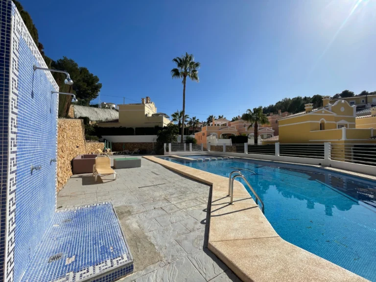 Communal pool with outdoor shower at bungalow complex in Cometa III, Calpe