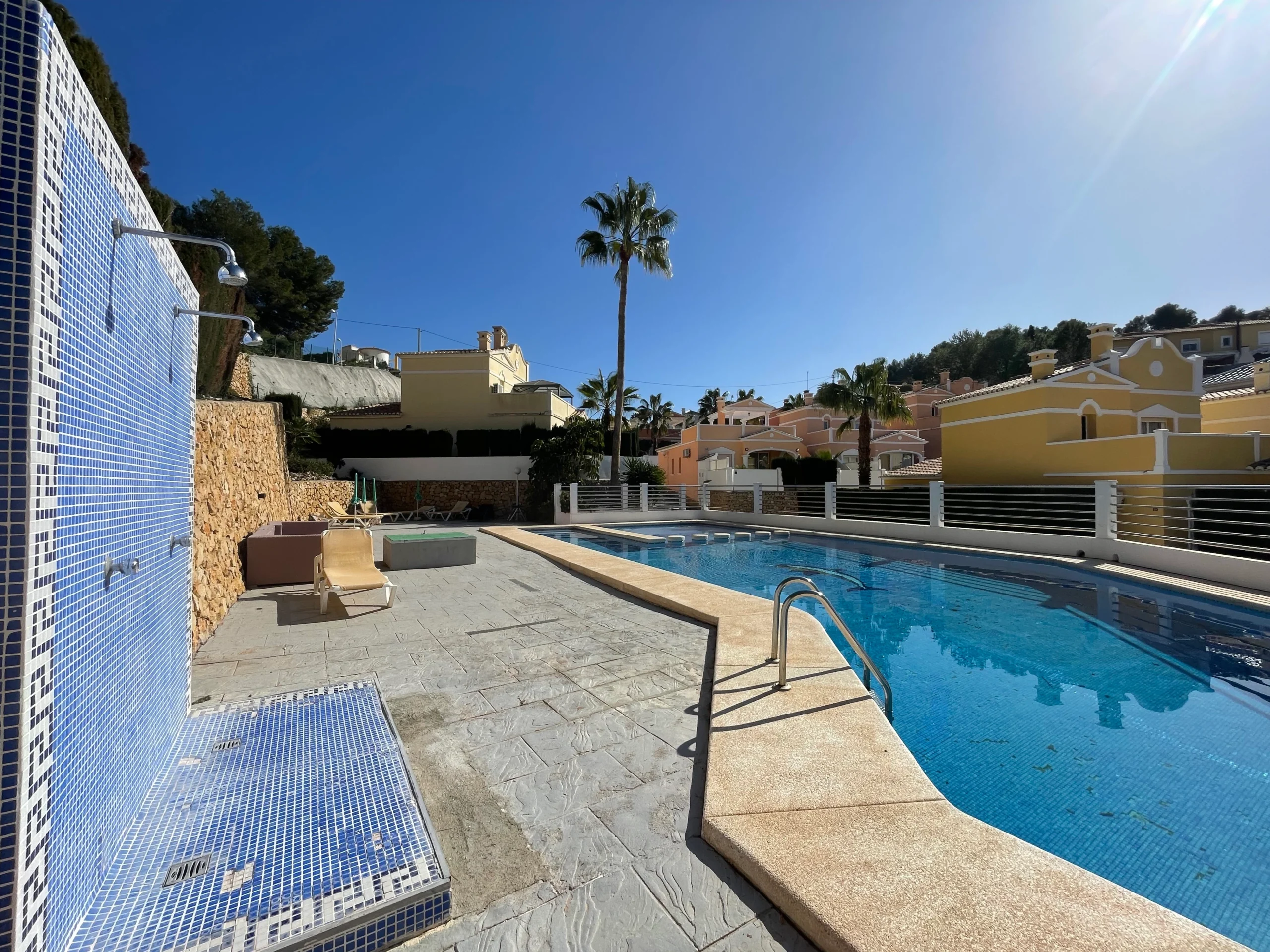 Communal pool with outdoor shower at bungalow complex in Cometa III, Calpe
