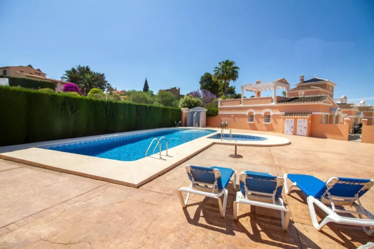 Communal swimming pool near 3-bedroom bungalow in La Vallesa Calpe