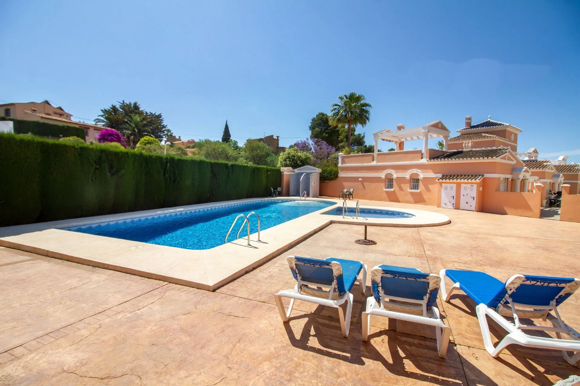 Communal swimming pool near 3-bedroom bungalow in La Vallesa Calpe
