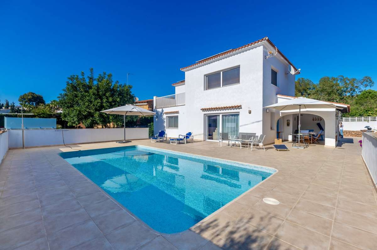 Contemporary villa for sale in Calpe with private swimming pool, large terrace and white exterior.