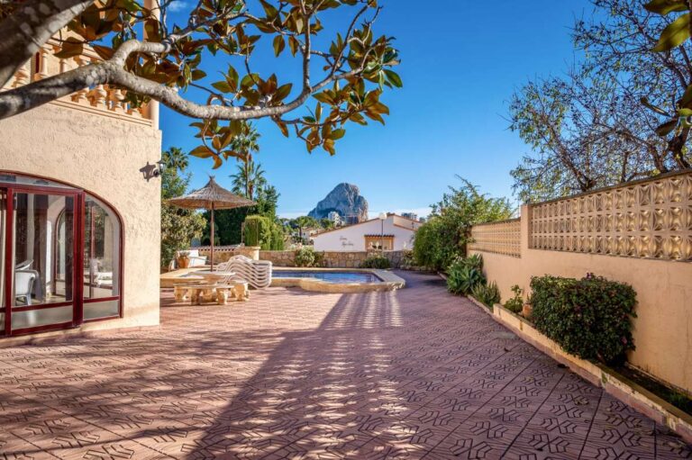 Courtyard and driveway area with open views towards the Peñón de Ifach at a spacious villa in Calpe.
