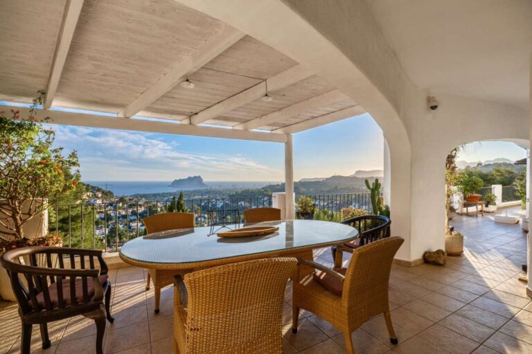 Covered dining terrace at a panoramic sea view villa in Benissa with outdoor table, sea views and views towards the Peñón de Ifach