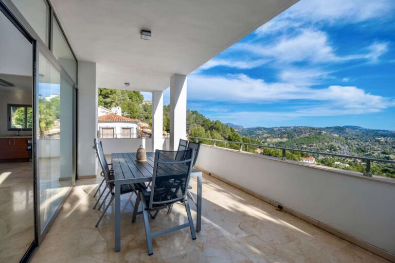 Covered dining terrace with open mountain views at a modern spacious villa in Calpe.