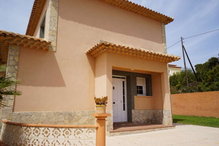 Covered entrance terrace at a Mediterranean villa in Calpe within a 10-minute walk of La Calalga Beach.