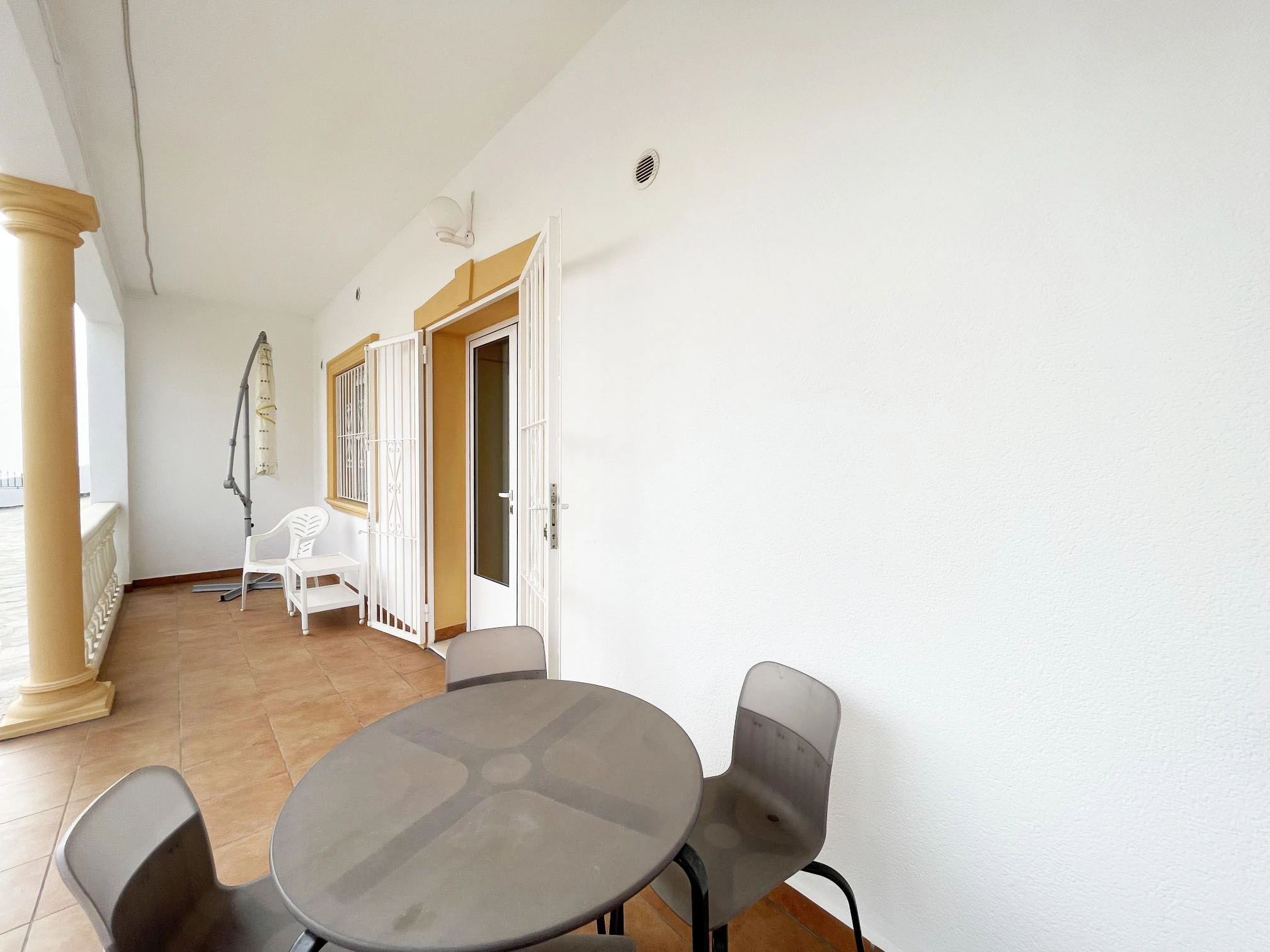 Covered terrace dining area at detached villa in Calpe