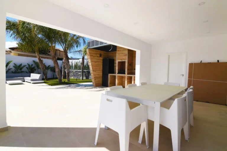 Covered terrace dining area with summer kitchen at modern villa in Carrió, Calpe