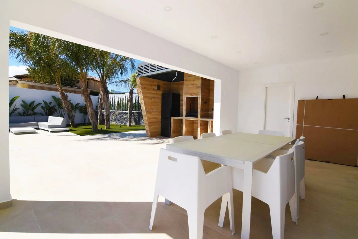 Covered terrace dining area with summer kitchen at modern villa in Carrió, Calpe