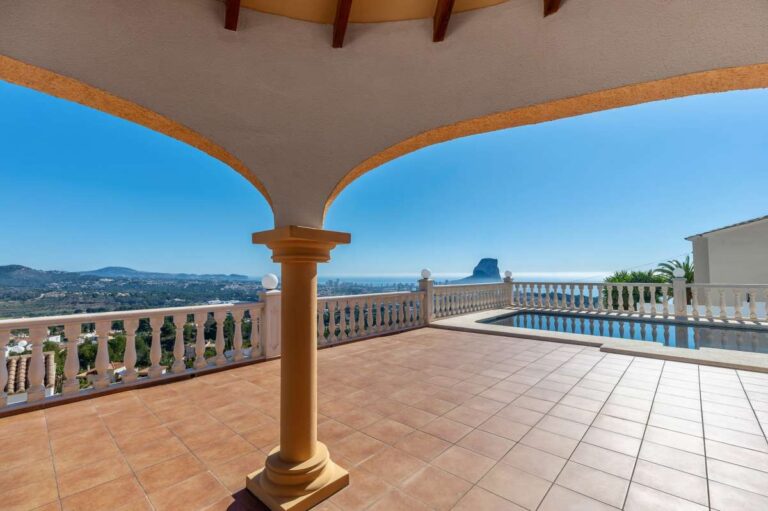 Covered terrace with open views towards the Peñón de Ifach and Calpe.