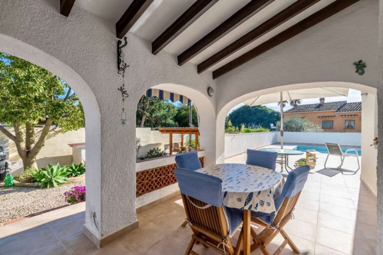 Covered terrace with outdoor dining area at a contemporary villa with private pool in Calpe.
