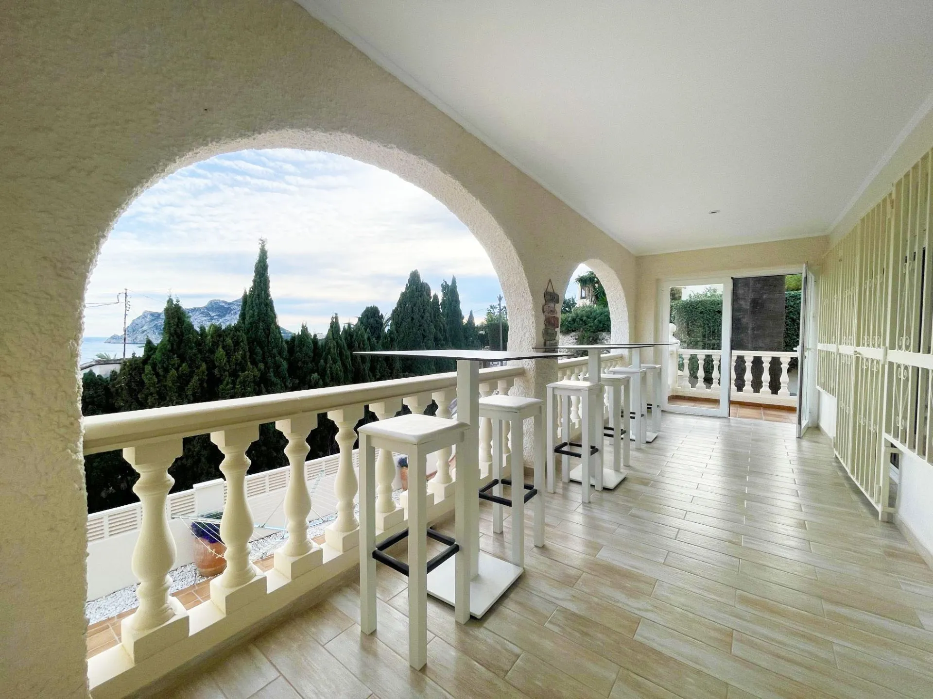 Covered terrace with Peñón de Ifach views at renovated villa in Calpe