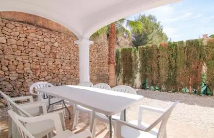 Covered terrace with private garden area at bungalow in Calpe