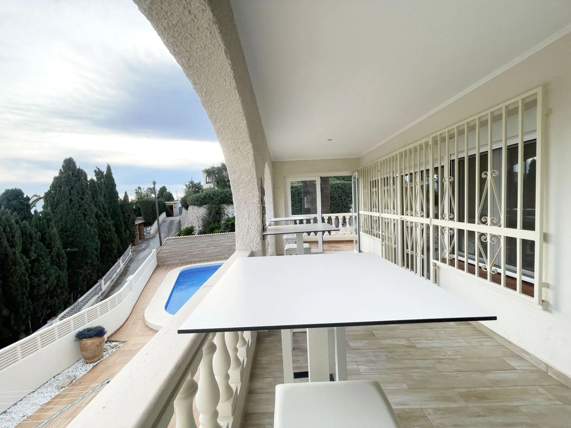 Covered terrace with sea and Peñón de Ifach views at renovated villa in Calpe