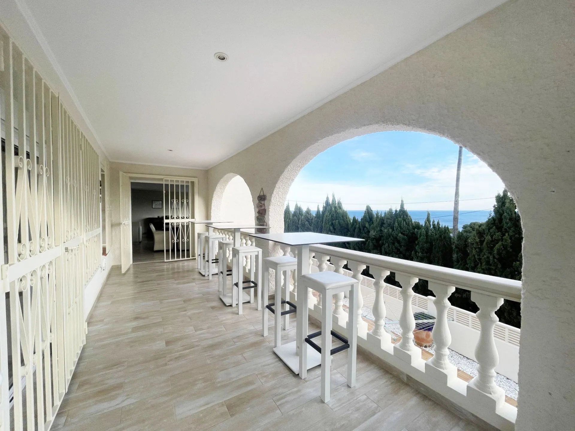Covered terrace with sea views at renovated villa in Calpe