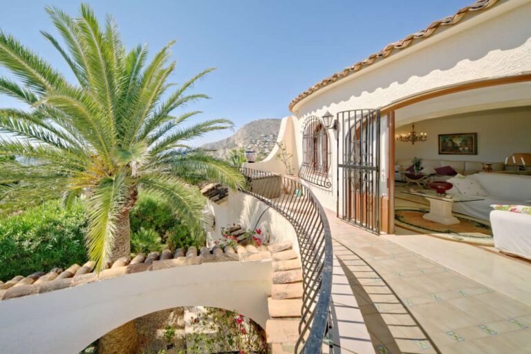 Curved terrace with sea views at a second line Mediterranean villa near Puerto Blanco in Calpe.
