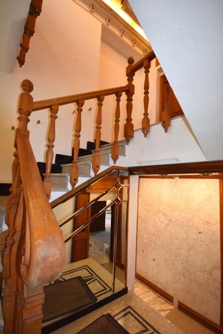 Decorative staircase with wooden railing and quality finishes inside a frontline double penthouse in Calpe.