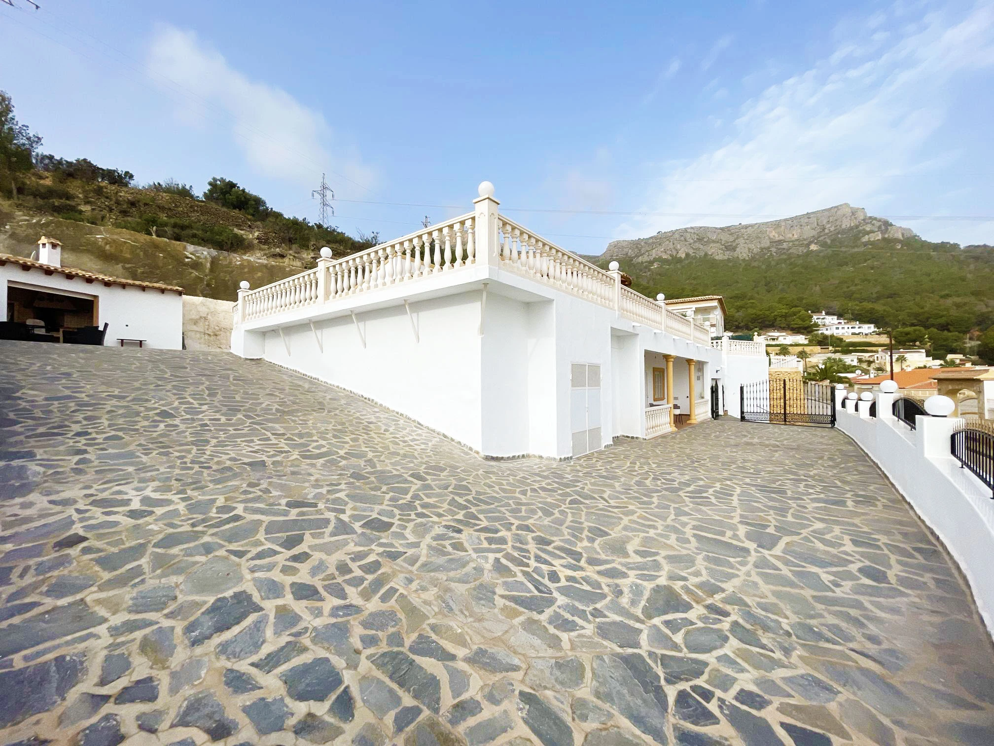 Detached villa in Calpe with large driveway and mountain views