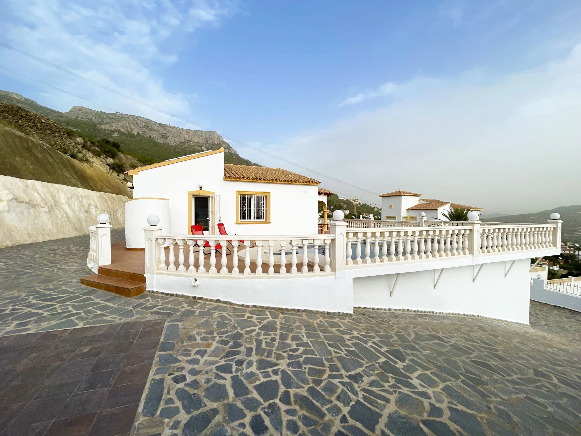 Detached villa in Calpe with spacious terrace and mountain views