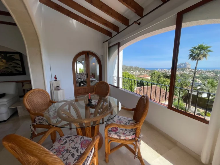 Dining area with panoramic sea views and views towards the Peñón de Ifach inside a villa in Calpe.