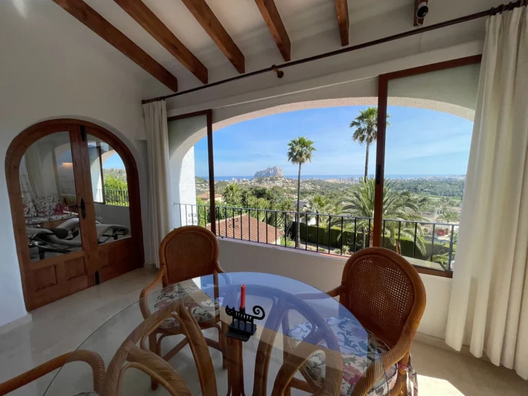 Dining area with views towards the Peñón de Ifach and the Mediterranean Sea inside a villa in Calpe.
