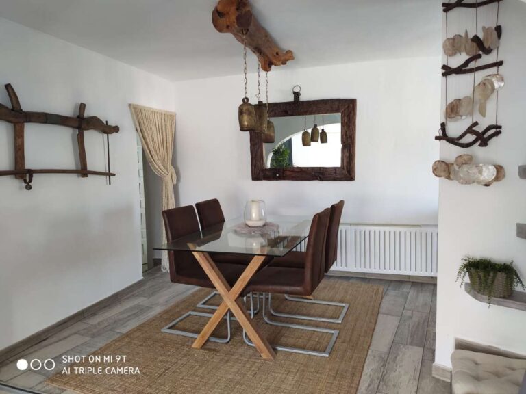 Dining room with traditional details and natural light inside a refurbished villa in Canuta, Calpe.