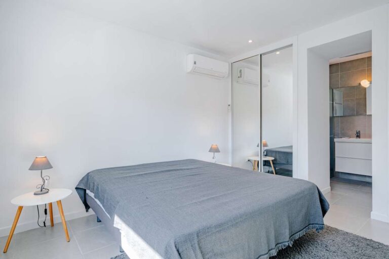 Double bedroom inside a modern villa in Calpe with fitted wardrobes, air conditioning and en-suite bathroom access