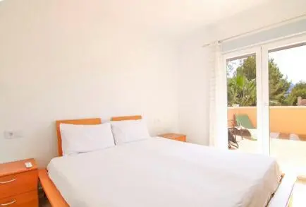 Double bedroom with access to a private terrace in bungalow in Calpe