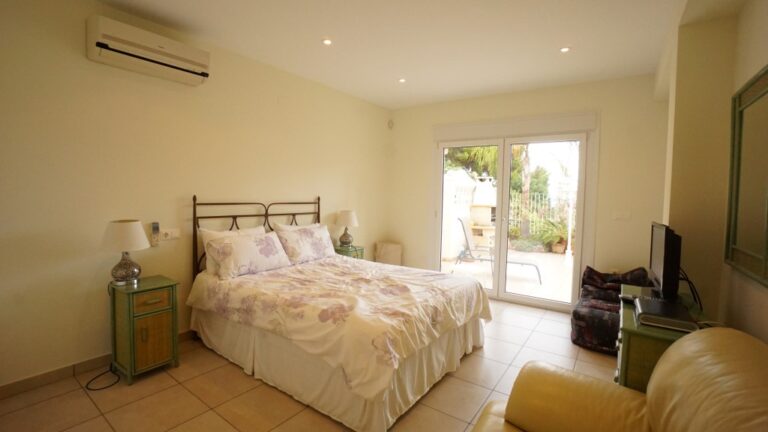 Double bedroom with air conditioning and natural light inside a villa in La Fustera near the sea.