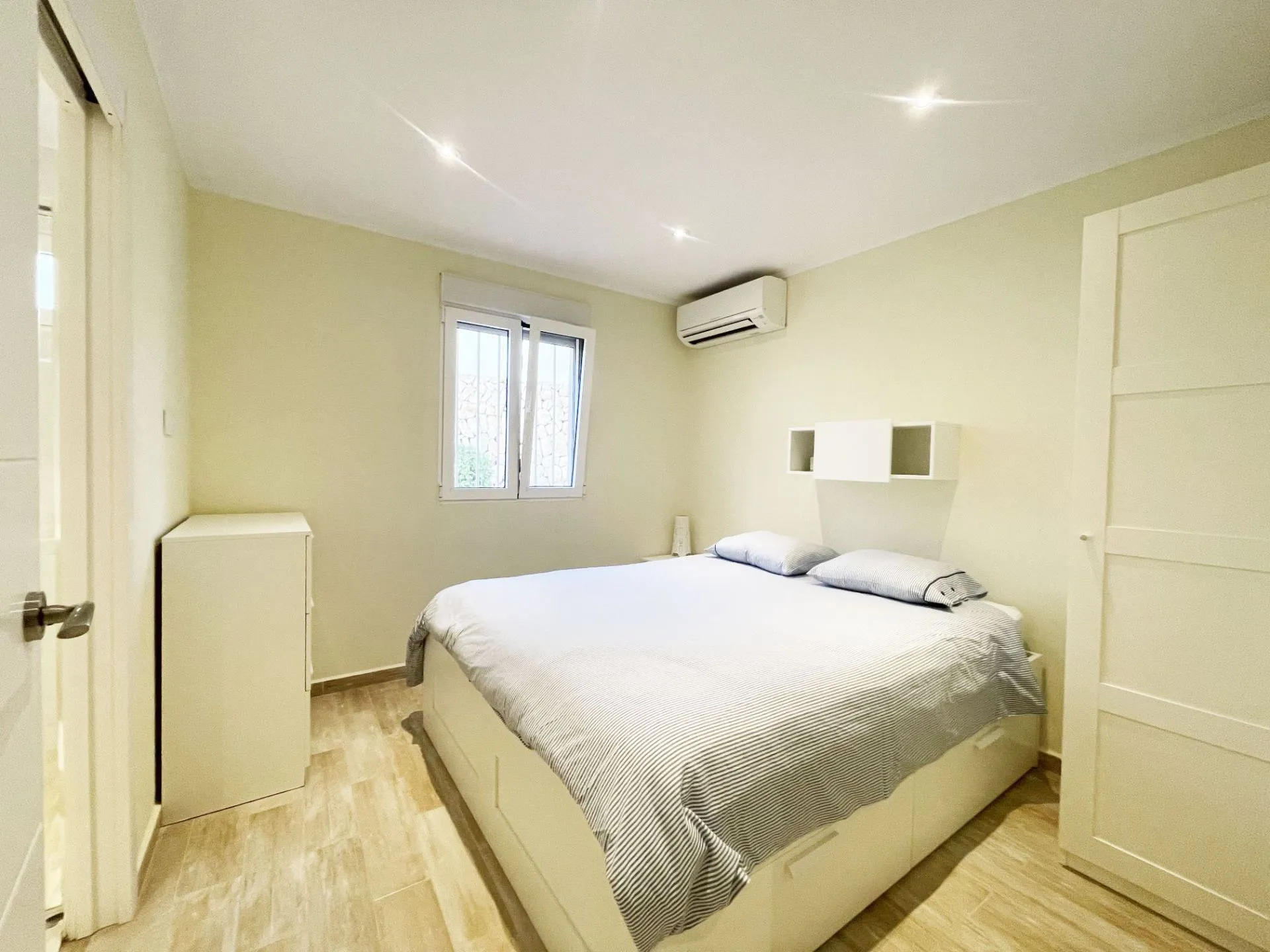 Double bedroom with air conditioning at renovated villa in Calpe