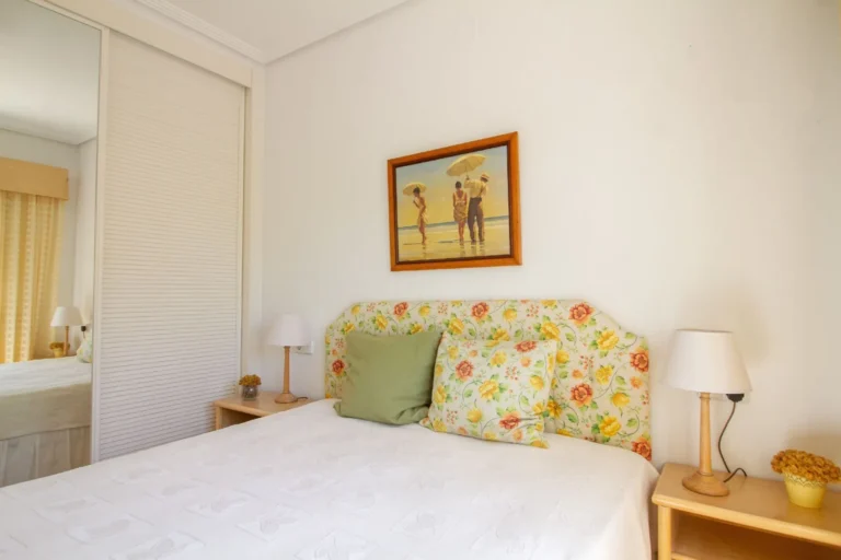 Double bedroom with built-in wardrobe inside bungalow in La Vallesa Calpe