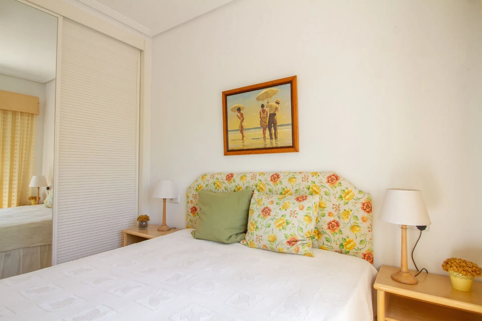Double bedroom with built-in wardrobe inside bungalow in La Vallesa Calpe