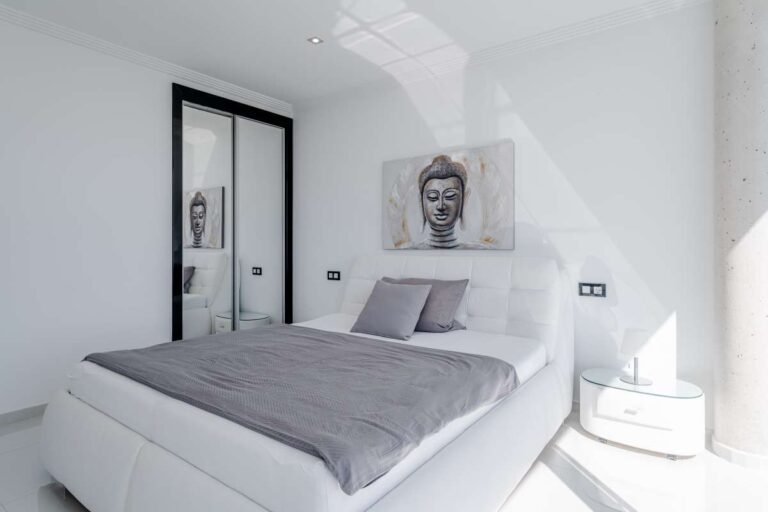 Double bedroom with contemporary white finishes and natural light inside a luxury villa in Gran Sol, Calpe.