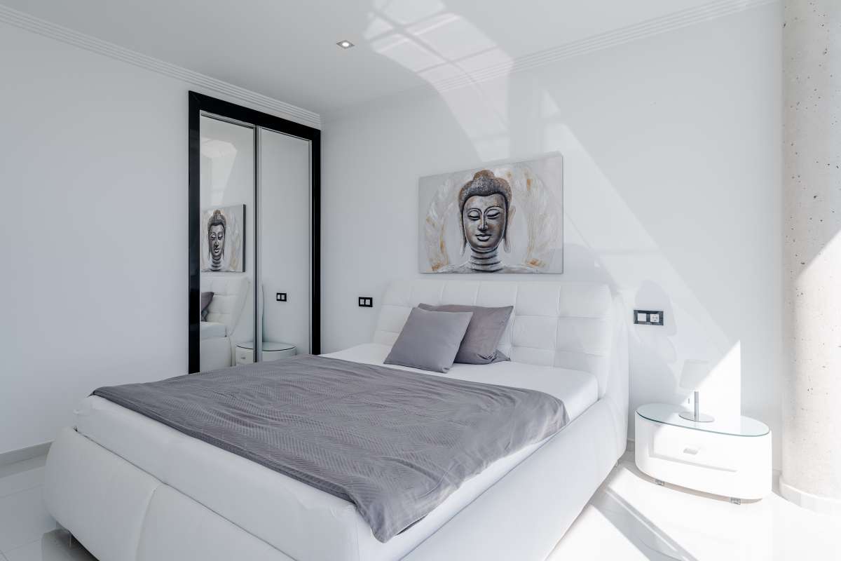 Double bedroom with contemporary white finishes and natural light inside a luxury villa in Gran Sol, Calpe.