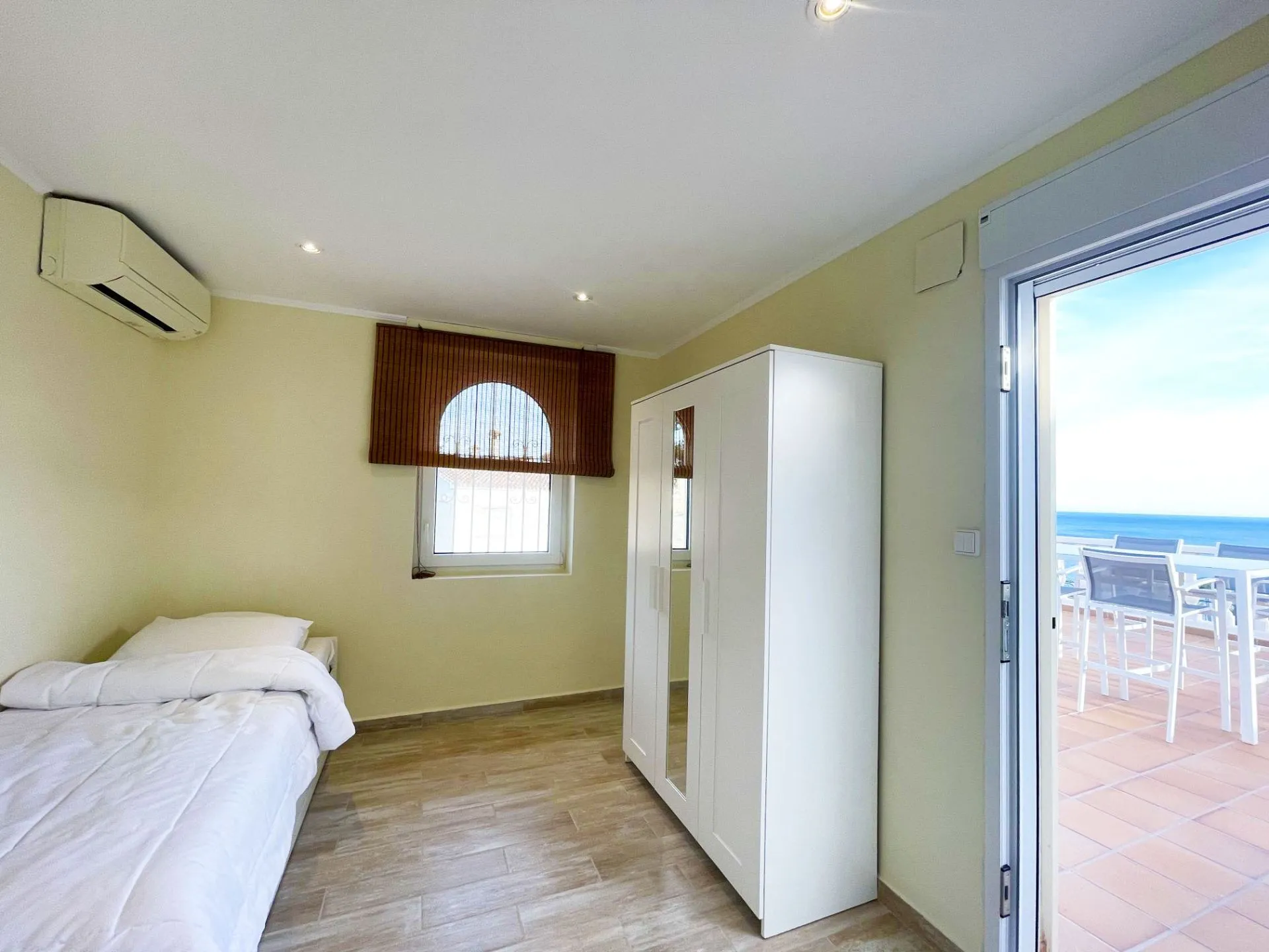 Double bedroom with fitted wardrobe at renovated villa in Calpe