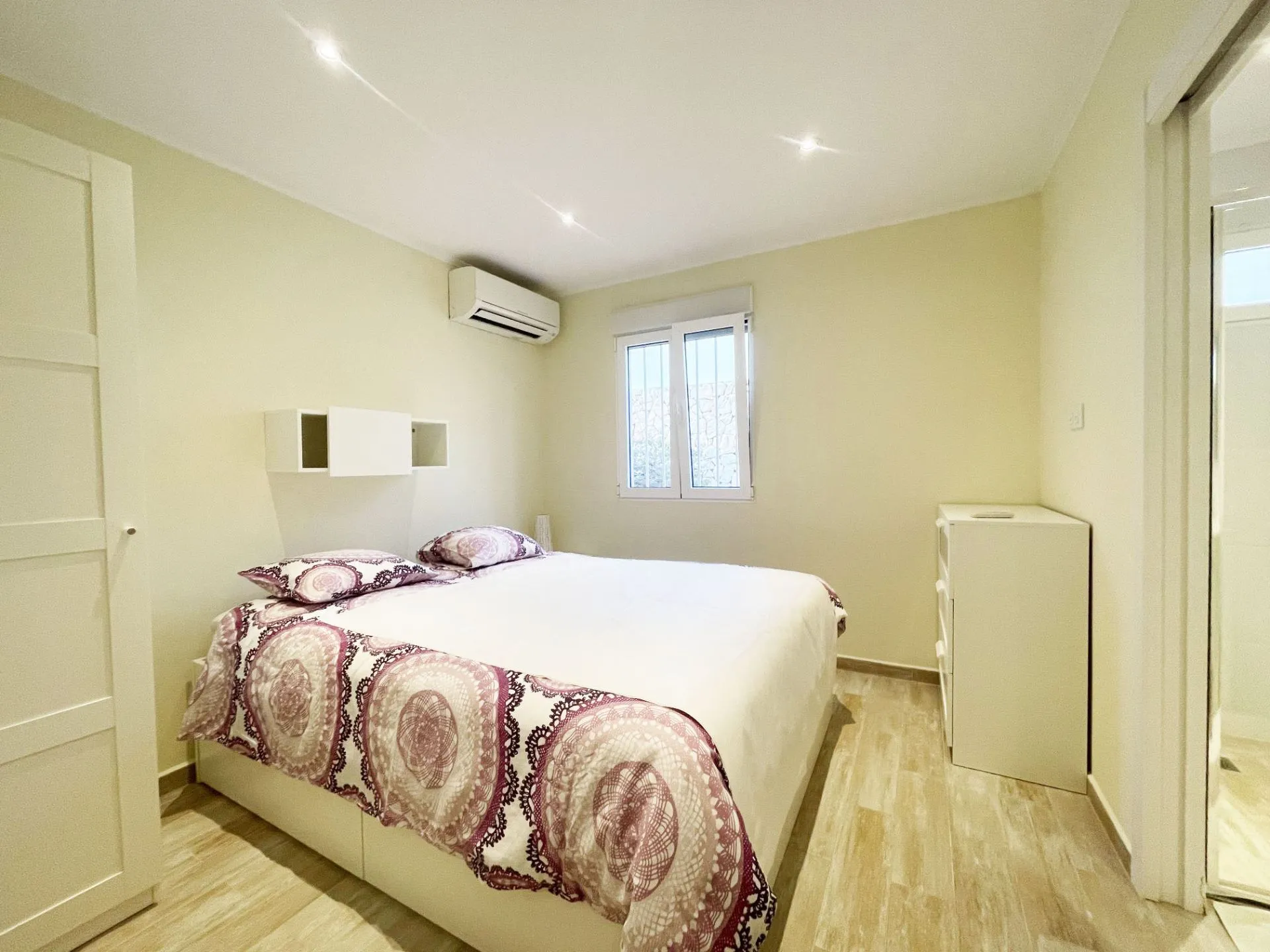 Double bedroom with storage at renovated villa in Calpe