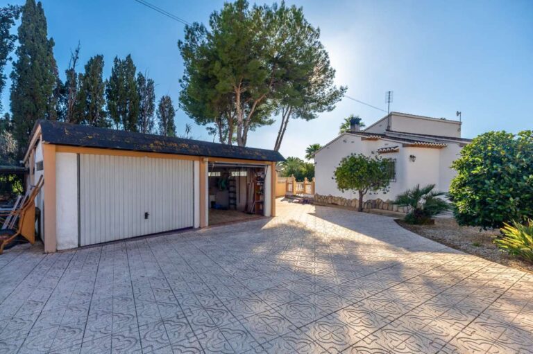 Double garage and driveway with parking for several cars at a single-level villa in Calpe.