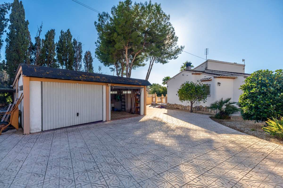 Double garage and driveway with parking for several cars at a single-level villa in Calpe.