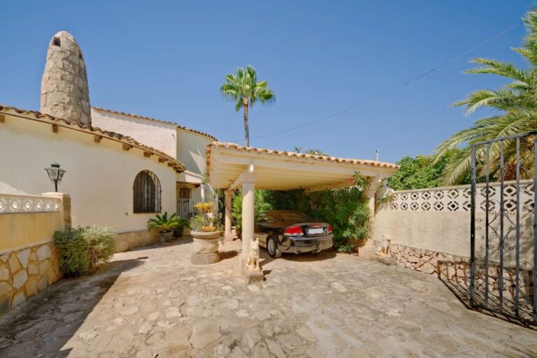 Driveway and entrance area at a second line Mediterranean villa near Puerto Blanco in Calpe.