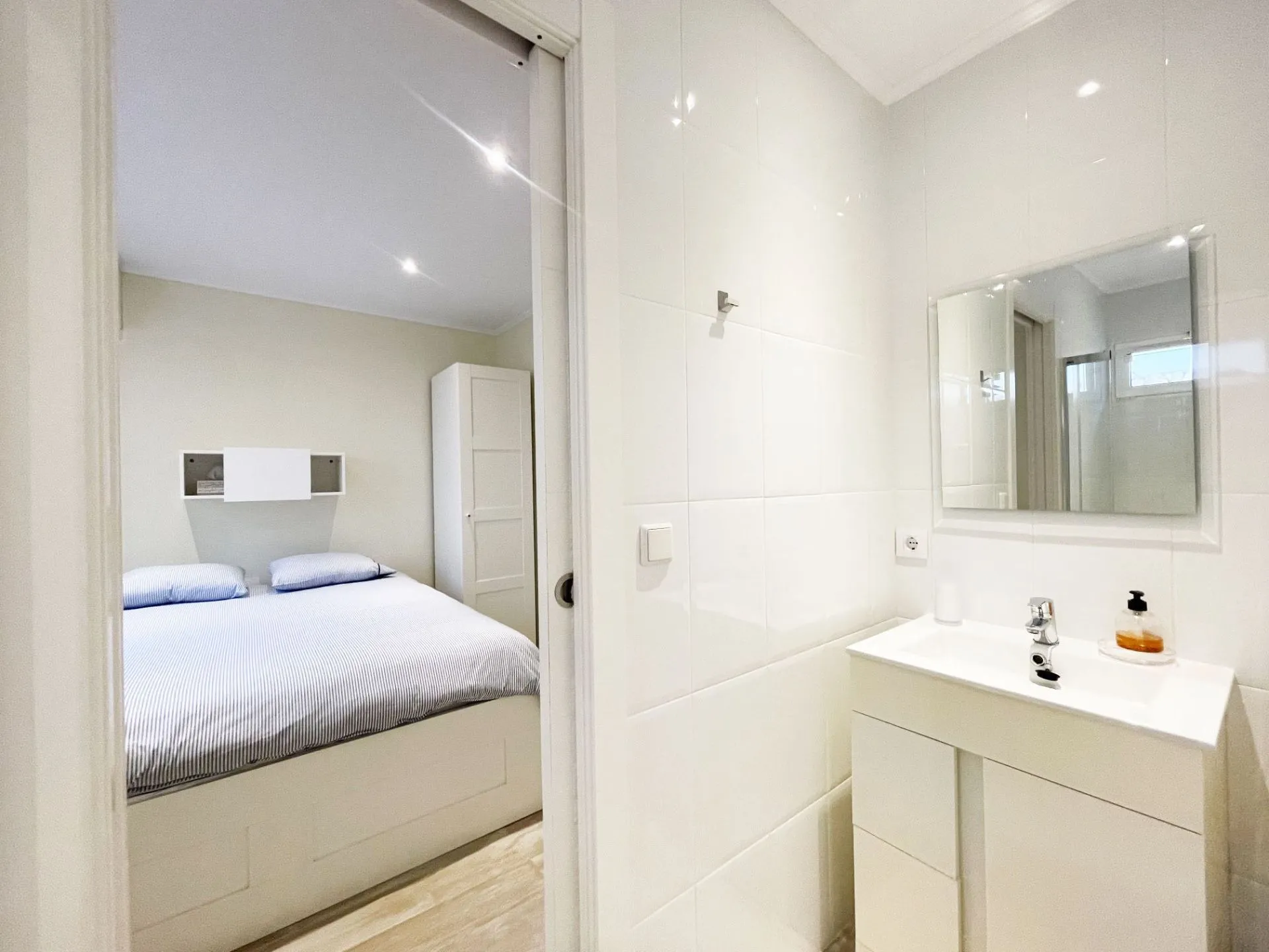 En-suite bathroom beside bedroom at renovated villa in Calpe