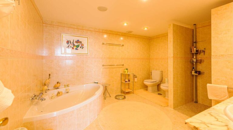 En-suite bathroom inside a luxury apartment in Sierra de Altea with bath, shower area, toilet, marble-style finish and bright lighting