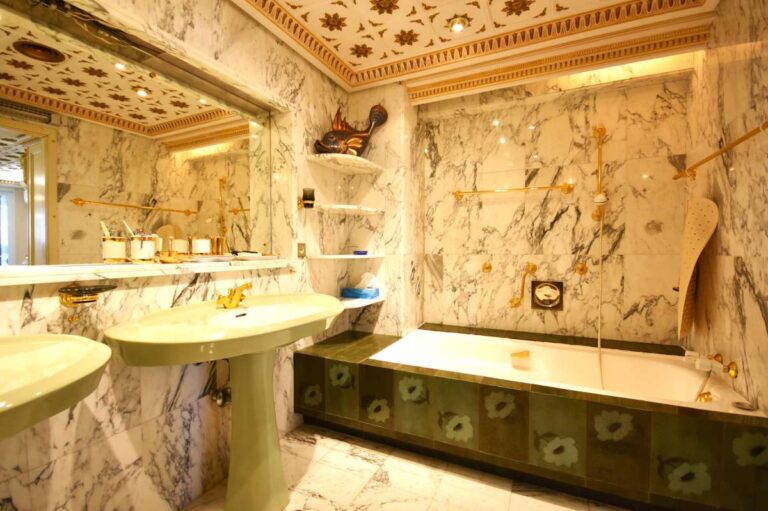 En-suite bathroom with bath, double vanity and marble-style finishes inside a frontline double penthouse in Calpe.
