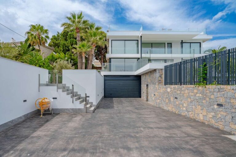 Entrance and driveway of a modern second-line sea villa in La Calalga, Calpe with private garage and contemporary exterior design