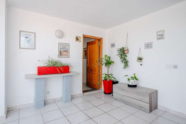 Entrance area inside a renovated apartment by Arenal-Bol Beach in Calpe with bright white interior and built-in storage