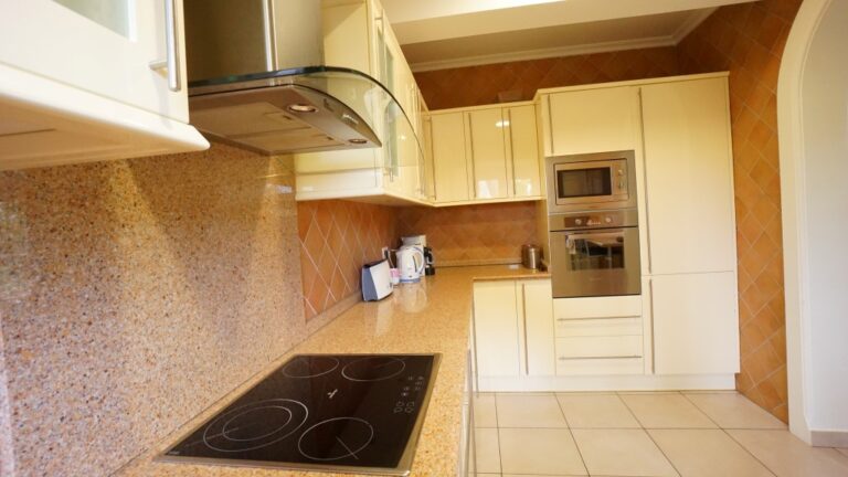 Equipped kitchen with fitted units inside a villa near La Fustera beach in Benissa.