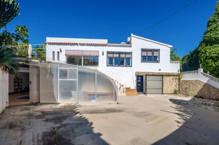 Exterior of a Mediterranean villa in Benissa Costa near Cala Baladrar with covered swimming pool, garage, driveway and renovation potential