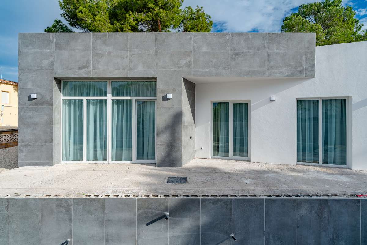 Exterior of a new build villa in Calpe with modern architecture and large windows